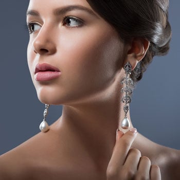 e-gorgeous-woman-with-precious-jewelry-in-studio-erw