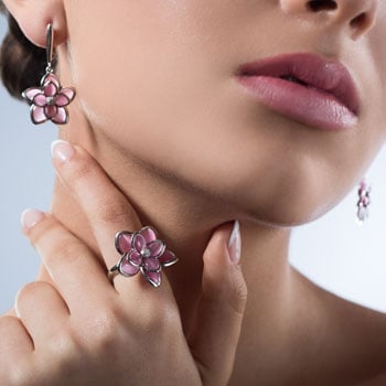 f-gorgeous-woman-with-precious-jewelry-in-studio-floral-jewelry-for-women-fjw