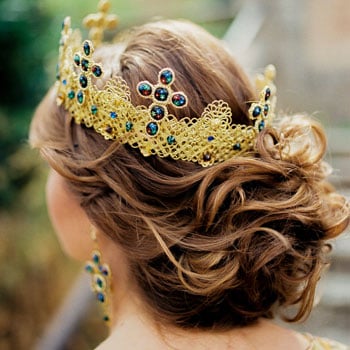 golden-crown-on-the-bride-head-close-up-haj