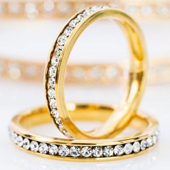 yo-gold-wedding-rings-on-white-background-gcj