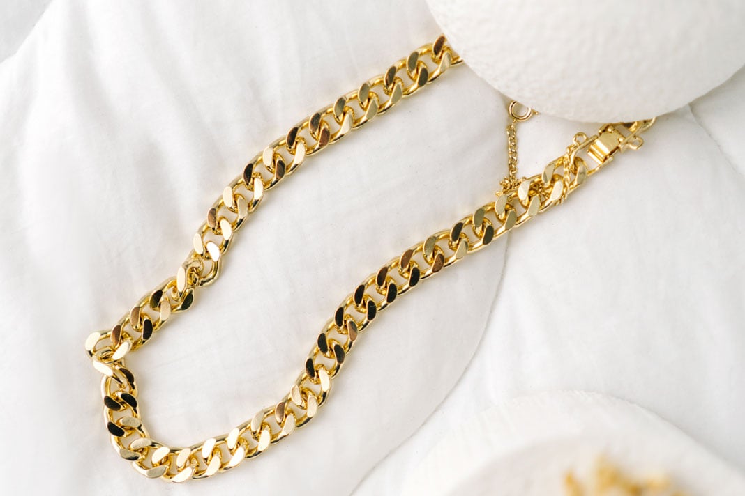 The-Curb-Chain-golden-modern-bijouterie-chain-on-white-background-ngcm
