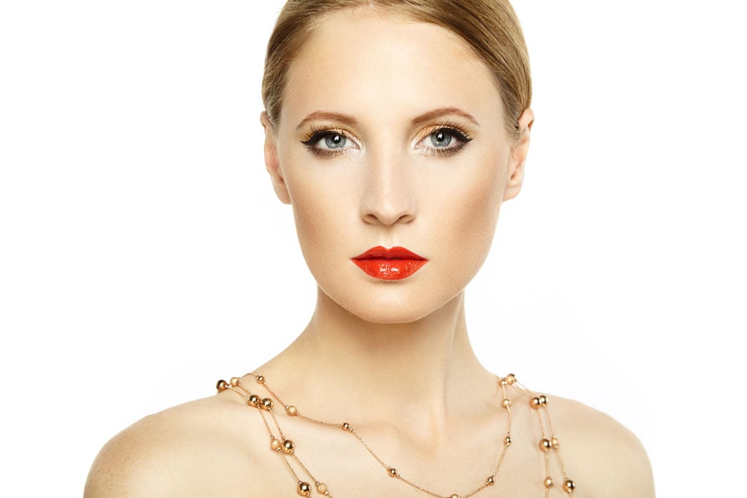 beautiful-woman-face-perfect-makeup-gold-chains-for-women-ngcw
