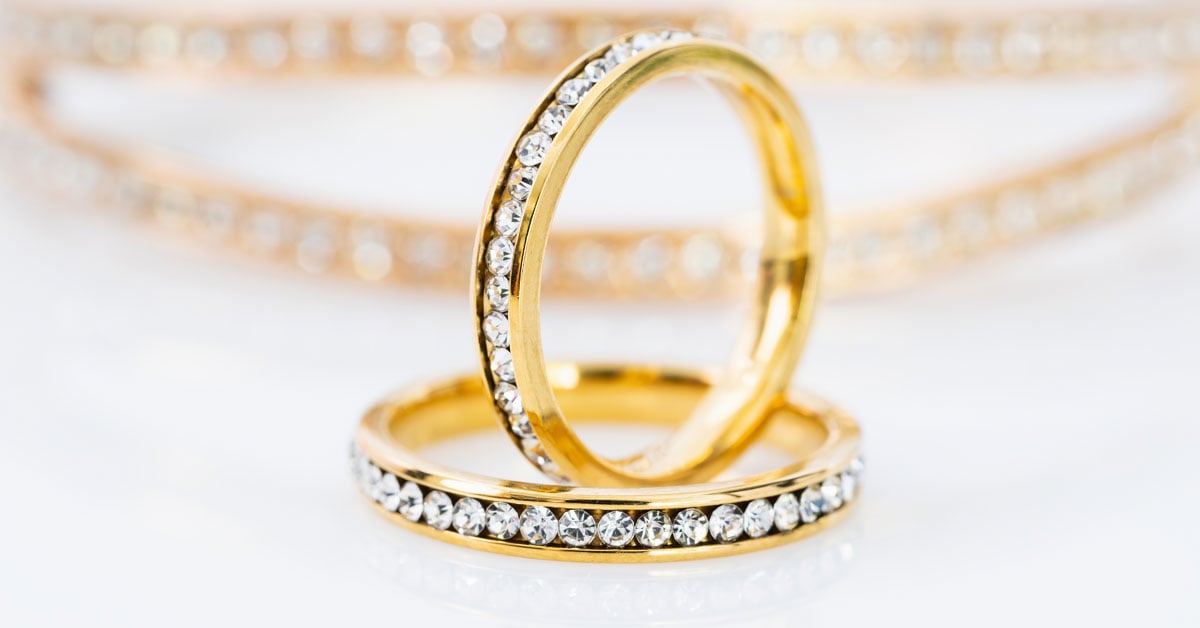 gold-wedding-bands-on-white-background-wbw
